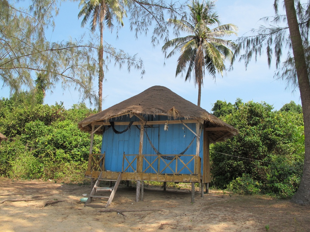 Koh Russei hay còn gọi là đảo Tre nằm cách bờ biển Sihanoukville 10 km. Để ra đảo, mất khoảng 1 tiếng đi tàu cũng như phải mua tour tham quan gọn gói ba đảo là Koh Ta Kiev, Koh Craloh, and Koh Russei. Ảnh: Travelfishery