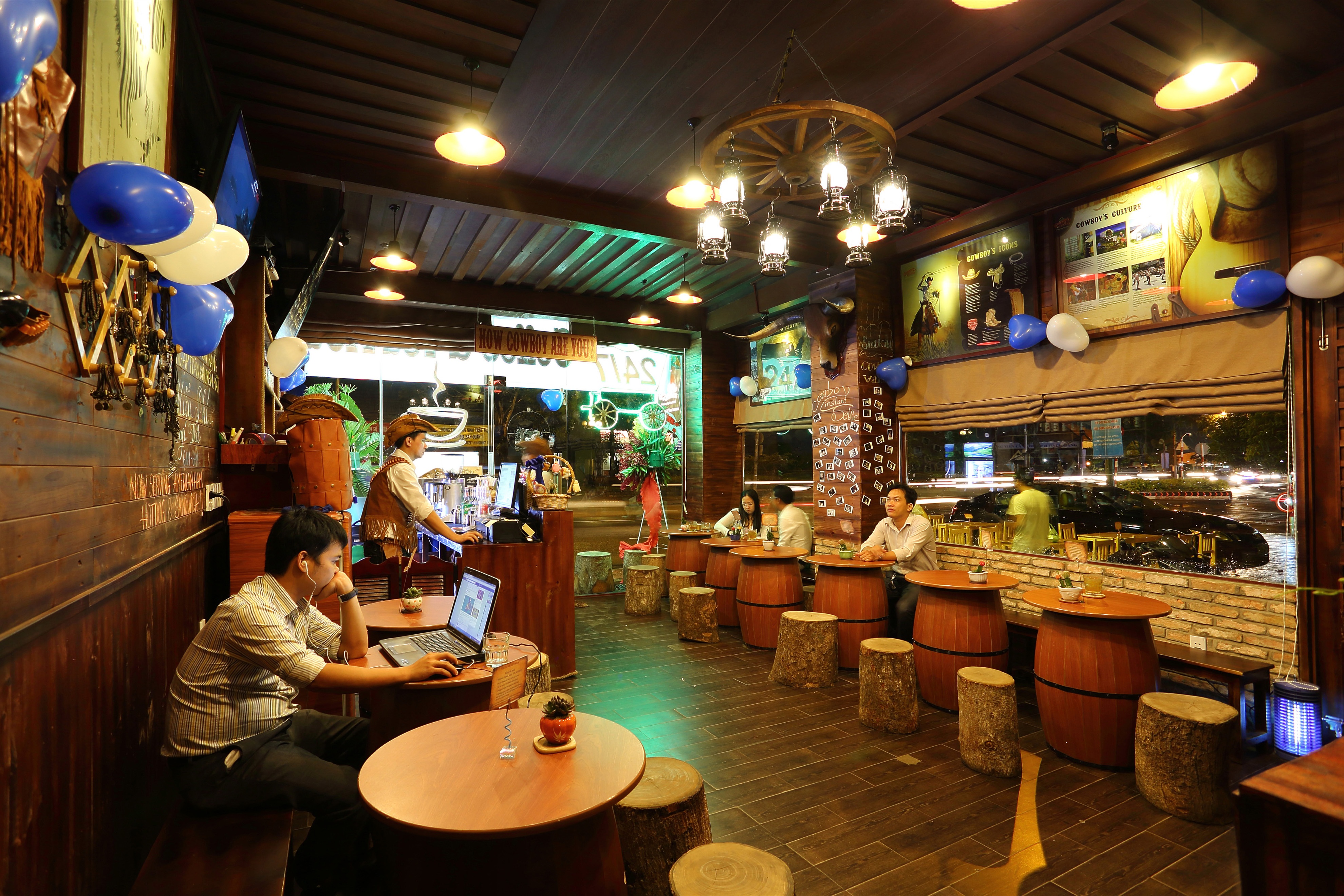 Quan ca phe ngam phao hoa tuyet dep duong Ton Duc Thang hinh anh