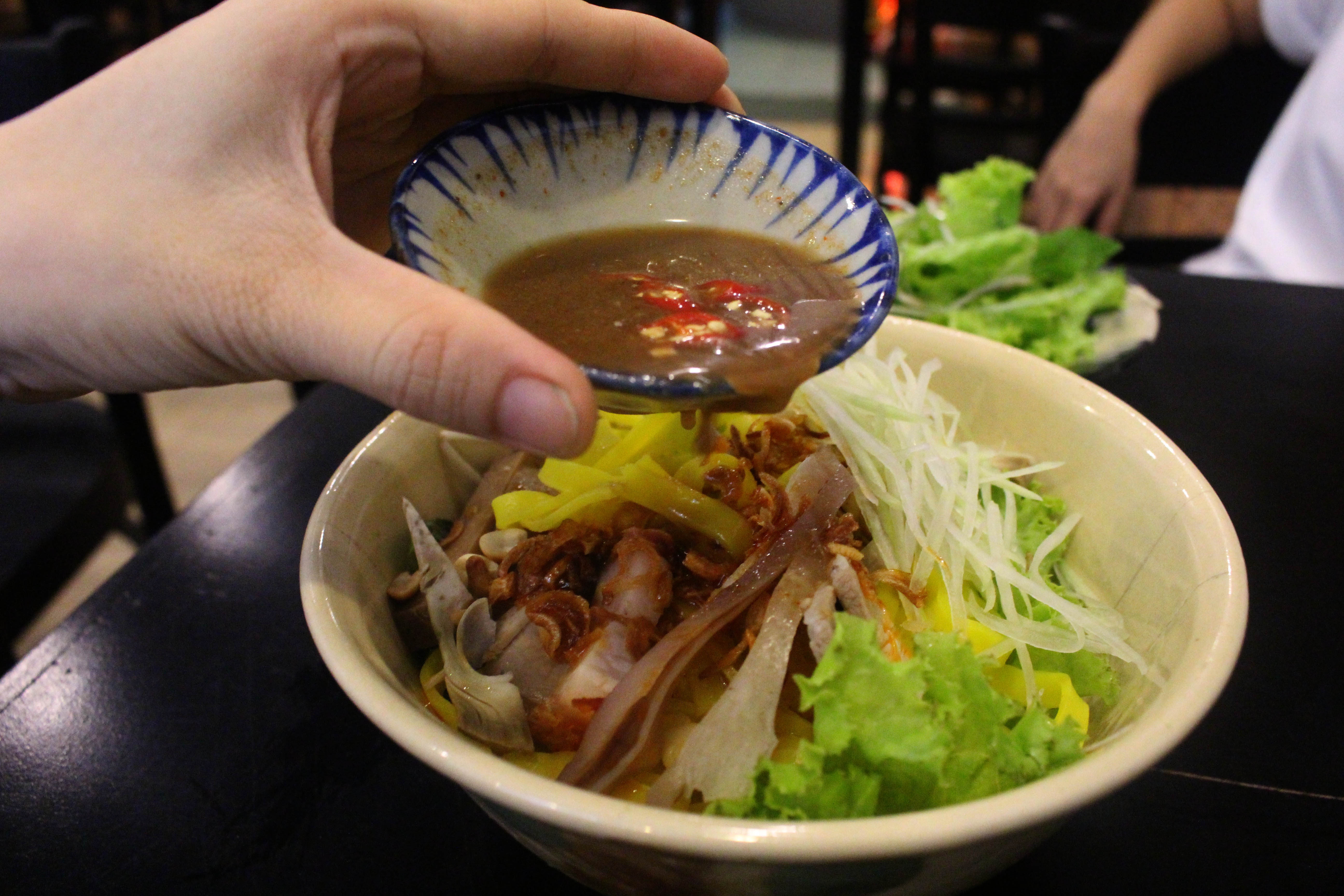 Khuc bien tau mi Quang an cung mam nem hinh anh