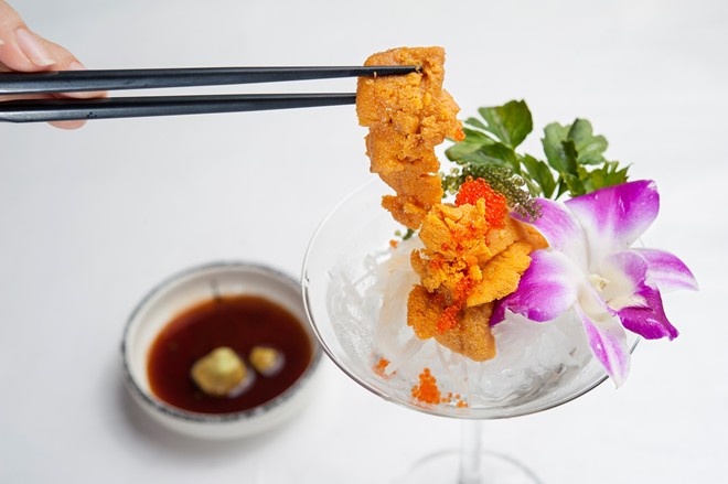 Sashimi: Nếu sushi với những dòng nguyên liệu khác nhau phù hợp với các nhóm đối tượng thực khách khác nhau thì sashimi, 100% tươi sống. Món ăn này đặc biệt ở chỗ nguyên liệu càng tươi, càng ngon. 