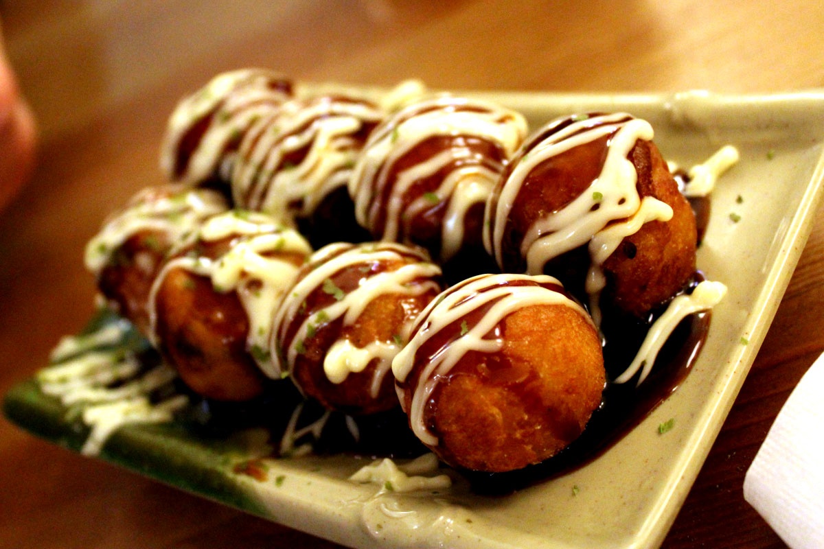 Bánh bạch tuộc Takoyaki là món bánh không thể thiếu trong các lễ hội ở Nhật. Nguyên liệu chính của món bánh này là bột mì, bột dashi, bột tenkasu, trứng gà, hành chua, bắp cải, gừng và bạch tuộc. Sau khi được nướng chín, bánh sẽ được ăn kèm sốt Takoyaki và mayonnaise. babyborn