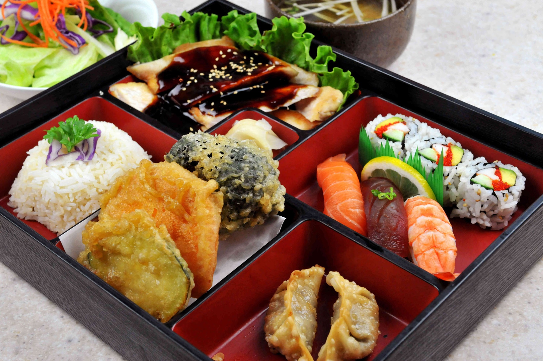 Bento trong tiếng Nhật có nghĩa là gói cơm mang theo. Một phần bento yêu cầu khá cao về tỷ lệ cơ, rau, thịt/cá cũng như cách trang trí. cthcatering