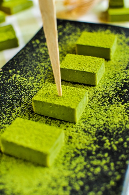 Chocolate tươi: Điểm cộng của món ăn này là vị thơm, mềm, ngọt và cảm giác tươi nguyên vì không sử dụng chất bảo quản cùng cảm giác lạ lẫm của việc ngắm, chạm vào lớp cacao mịn màng áo bên ngoài.