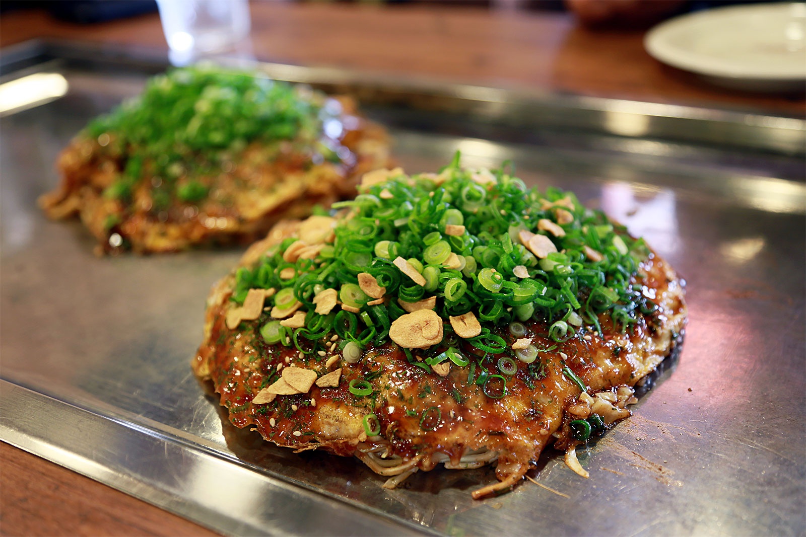 Bánh xèo Nhật Bản (Okonomiyaki) là một loại bánh mặn áp chảo dùng nhiều loại nguyên liệu trộn lẫn vào nhau. Các loại nguyên liệu ấy gồm bột, các loại rau, tôm, thịt, trứng gà, mực, bạch tuộc, bắp cải và rong biển. blog.gaijinpot.