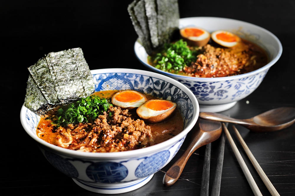 Mỳ ramen có vị ngọt thanh của nước lèo, sự mềm mịn của những sợi mỳ, nguyên phụ liệu trang trí bắt mắt. ladyandpups