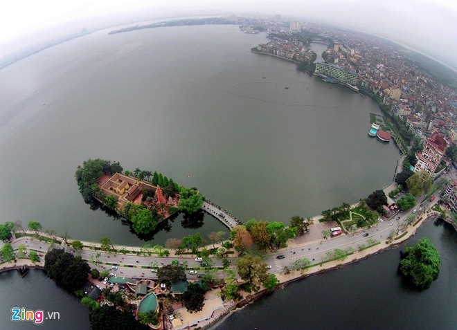 Hồ Tây trước đây còn có các tên gọi khác như đầm Xác Cáo, hồ Kim Ngưu, Lãng Bạc, Dâm Đàm, Đoài Hồ... là hồ nước tự nhiên lớn nhất nội thành Hà Nội. Mỗi thời khắc trong ngày, mỗi mùa trong năm, hồ Tây lại khoác lên mình vẻ đẹp khác nhau làm say lòng cả người Hà Nội lẫn du khách. 