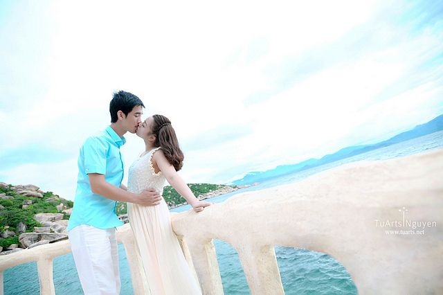 Nha Trang: Có rất nhiều bãi biển, vịnh đảo để bạn chụp hình cưới ở thành phố biển, tuy nhiên, sau thành công vang dội của Những nụ hôn rực rỡ, ngày càng nhiều cặp đôi chọn resort Ngọc Sương làm điểm đến. Ảnh: Tuarts Nguyen.