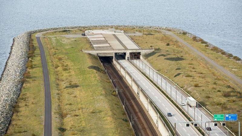 Độ cao của cầu hạ dần về hướng Đan Mạch.