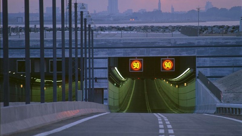 Và tiếp nối với một đường xuyên qua đảo nhân tạo dài khoảng 4km.