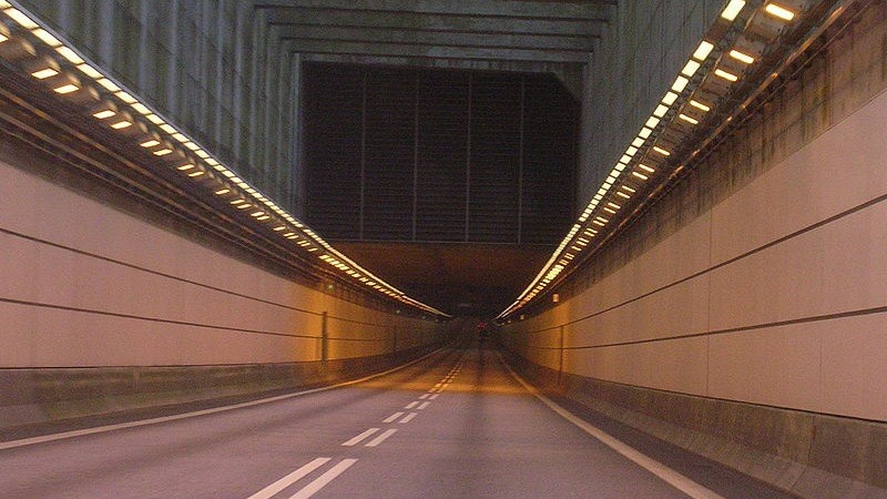 Rồi chui xuống đường hầm dưới mặt biển.