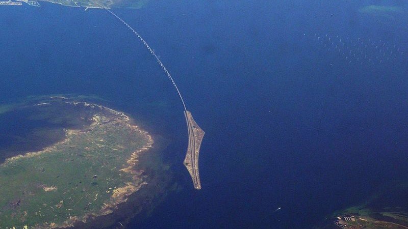 Tâm điểm của con đường là cây cầu Oresund, do kiến trúc sư người Đan Mạch George K.S. Rotne thiết kế. 