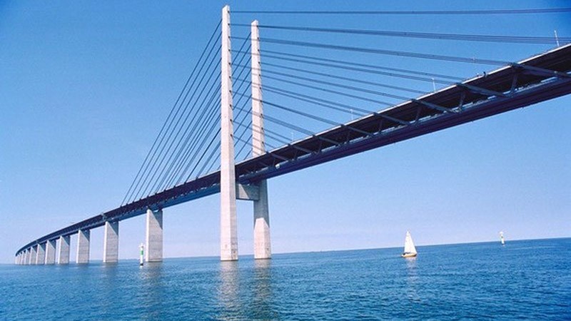 Cầu chạy trên biển khoảng 8km, rồi hạ dần độ cao và đột ngột 