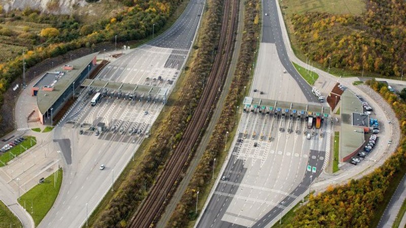 ông trình gồm ba chặng: cầu treo, đường xuyên đảo và đường hầm dưới biển.