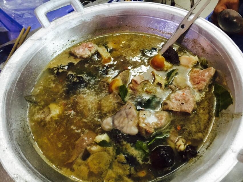 Thắng cố là một đặc sản ẩm thực Sapa.Trước đây, món ăn này được chế biến từ tất cả các bộ phận của ngựa, song hiên nay, một số người đã sử dụng thịt bò. Bên cạnh nguyên liệu chế biến, món ăn này còn khiến người ta
