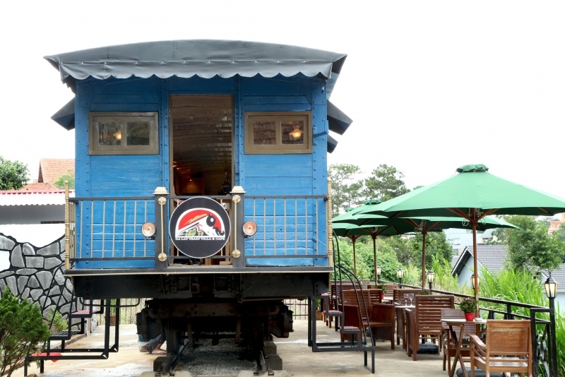 10. Dalat Train Villa (Quang Trung) tuyệt đẹp với hàng hoa trạng nguyên bên ngoài, thơ mộng với hàng rào sơn trắng, cùng thiết kế quán như toa tàu cổ lạ lẫm, ấm cúng. Đây đang là một trong những điểm hẹn hò lý tưởng của các cặp đôi. 