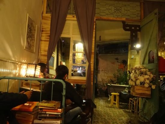 8. Bicycle Up (Trương Công Định) còn được du khách rỉ tai nhau là quán 3 siêu “Siêu nhỏ – siêu lạ – siêu độc đáo”. Quán do một kiến trúc sư chủ đích xây nên mọi chi tiết, góc, đường nét đều khiến người ta ngỡ ngàng vì sự phá cách, độc đáo. Ảnh: Tripadvisor.