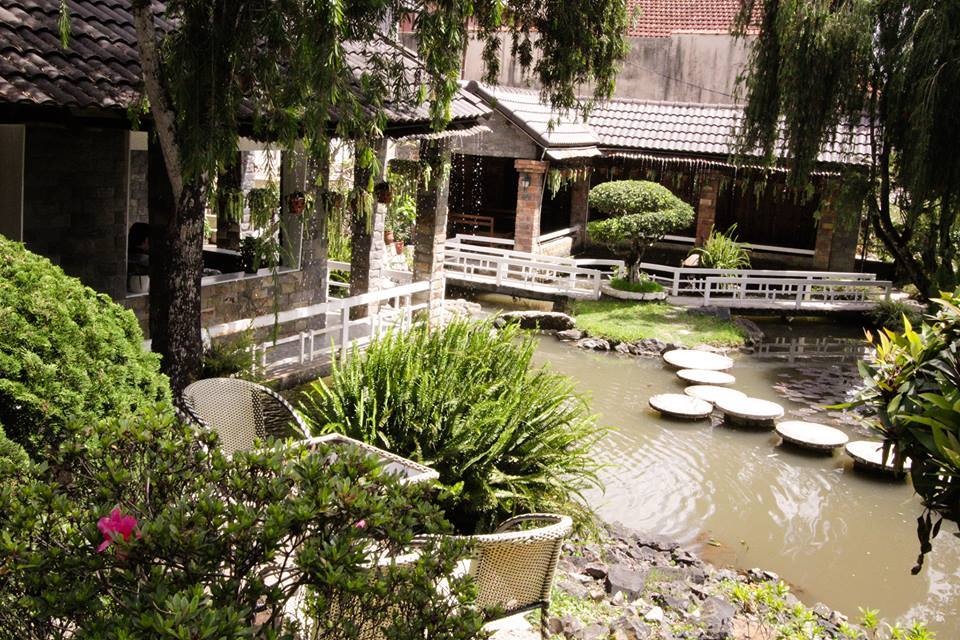 4. Rainy (đường Hùng Vương): Đến Rainy, bạn có thể vừa ngắm hồ, vừa ngắm khoảng trời xanh in bóng trên mặt nước. Ảnh: Facebook của quán. 