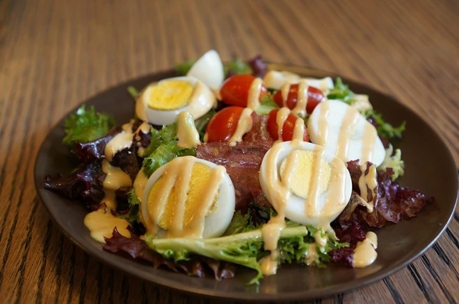 Thanh nhe cuoi tuan voi salad trung hinh anh