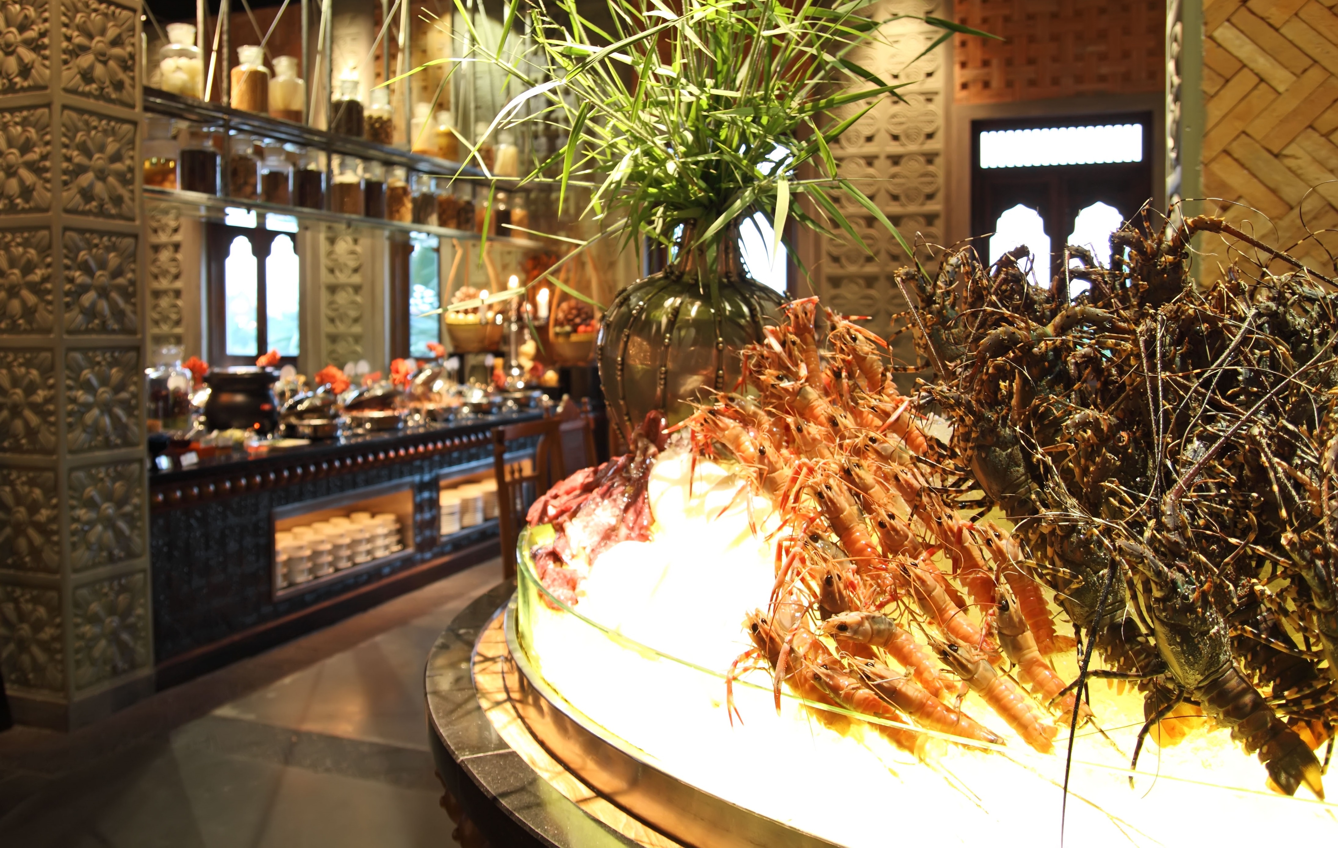 Charm Charm nằm bên hồ Bán Nguyệt (quận 7). Bạn có thể đến đây thưởng thức món vào buổi trưa. Buffet hải sản buổi tối của Charm Cham nhận được nhiều lời khen của thực khách. Giá buffet khoảng 1,2 triệu đồng. 