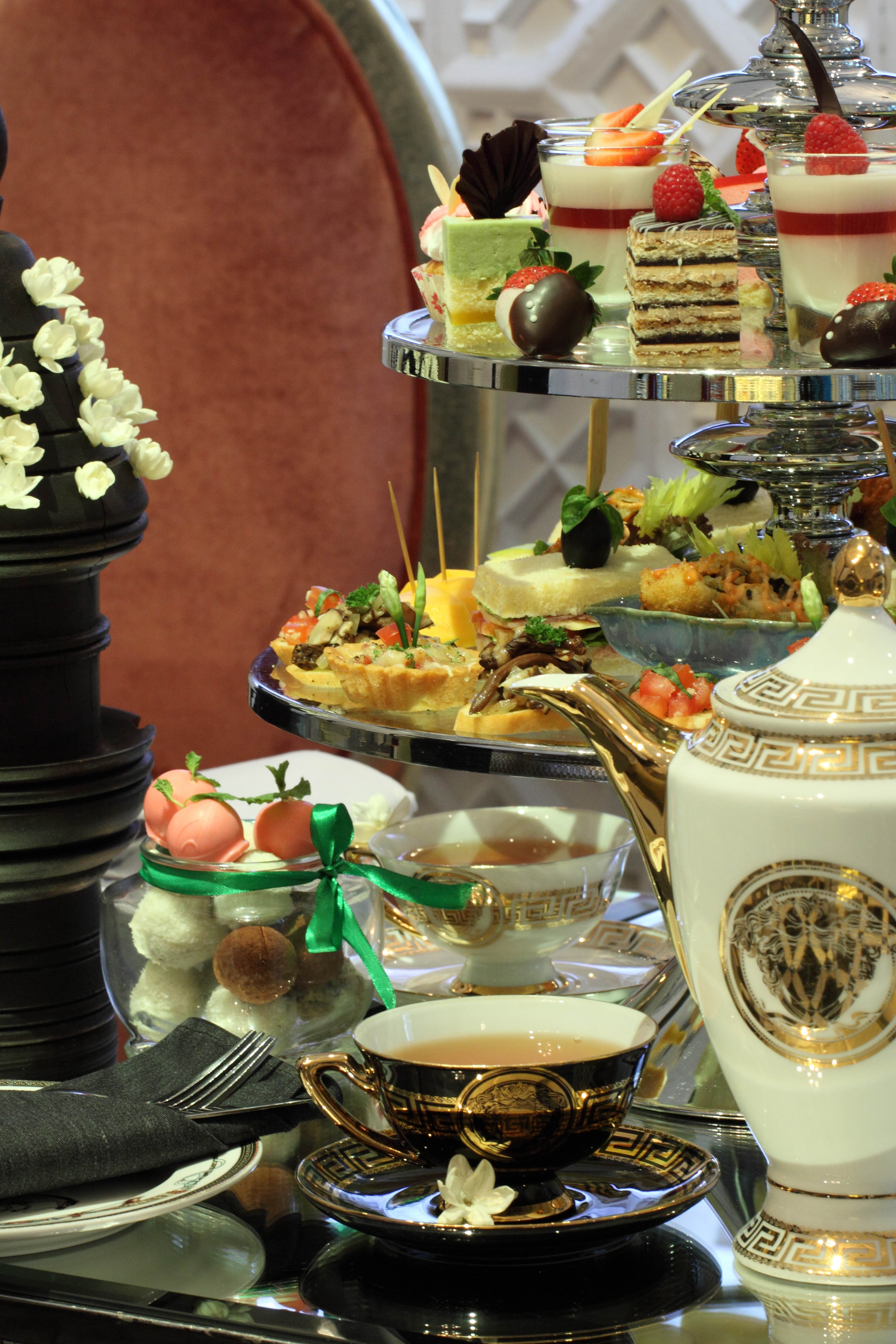 Tajmasago, lâu đài nghỉ dưỡng ở quận 7 có 2 nhà hàng. Bạn có thể lựa chọn dùng trà chiều với giá 350.000 đồng một người, hay thưởng thức các món nước, cà phê trong không gian sang trọng với giá khoảng 100.000 đồng một món.