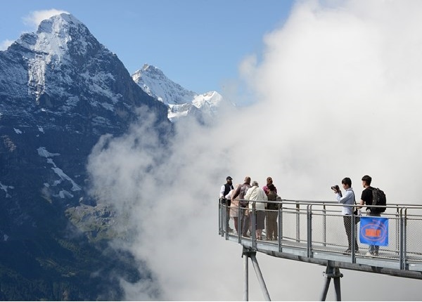 Kham pha nui tuyet Jungfraujoch mua thu bang xe lua hinh anh