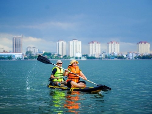 Có thể khai thác sản phẩm du lịch trên mặt nước ở hồ Tây để thu hút du khách.