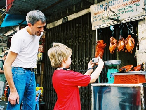 Du khách nước ngoài thích thú với sinh hoạt Hà Nội.