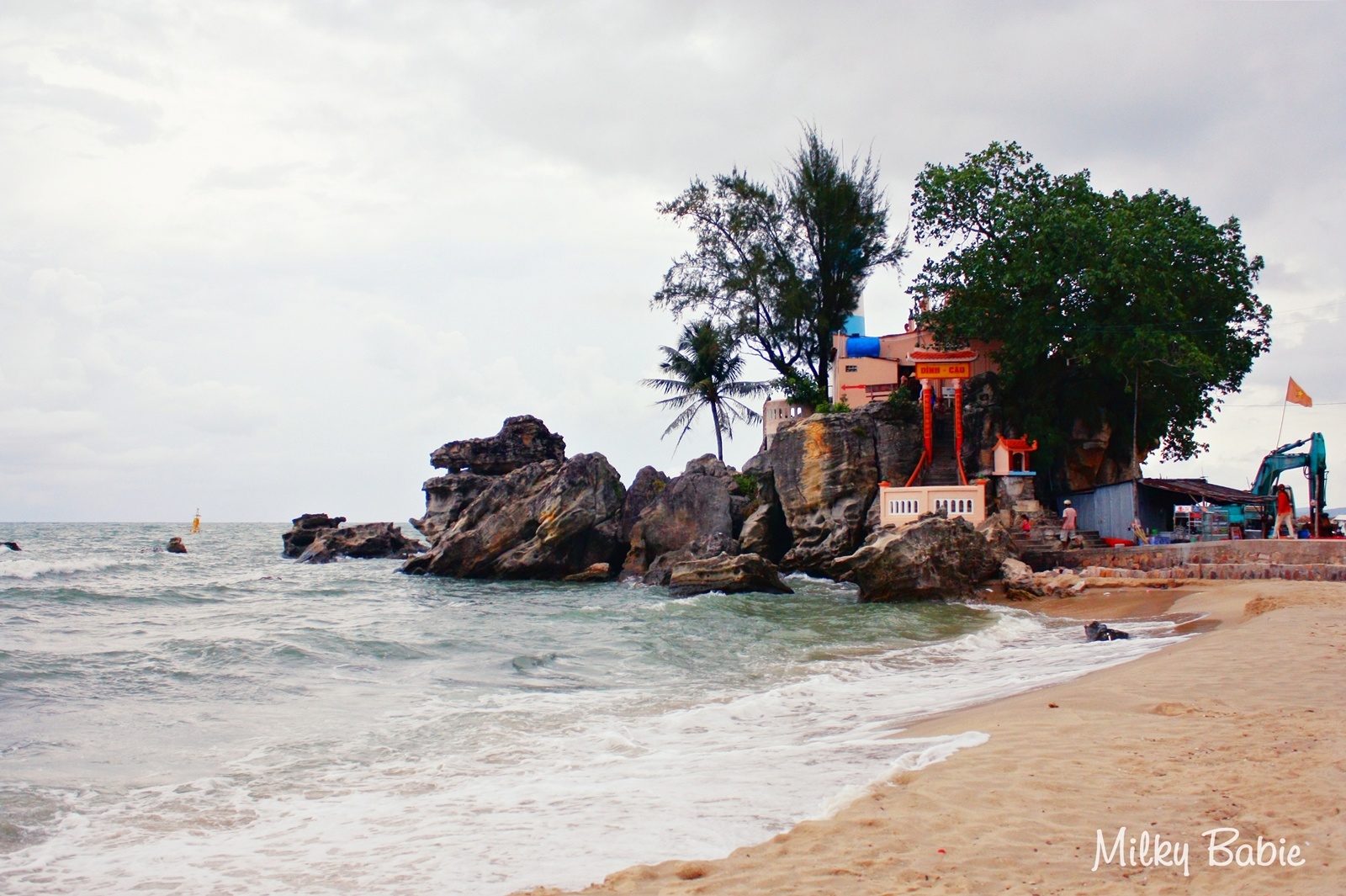 4. Dinh Cậu là một thắng cảnh mọi du khách đều ghé khi đến Phú Quốc. Điểm nhấn của thắng cảnh là những tảng đá nhiều hình dáng, ngôi miếu cổ, tầng lá của cây cổ thụ trăm năm tuổi, tầm nhìn rộng ra cảnh biển. Vị trí: Mũi Dinh Cậu nằm ngay tại thị trấn Dương Đông.