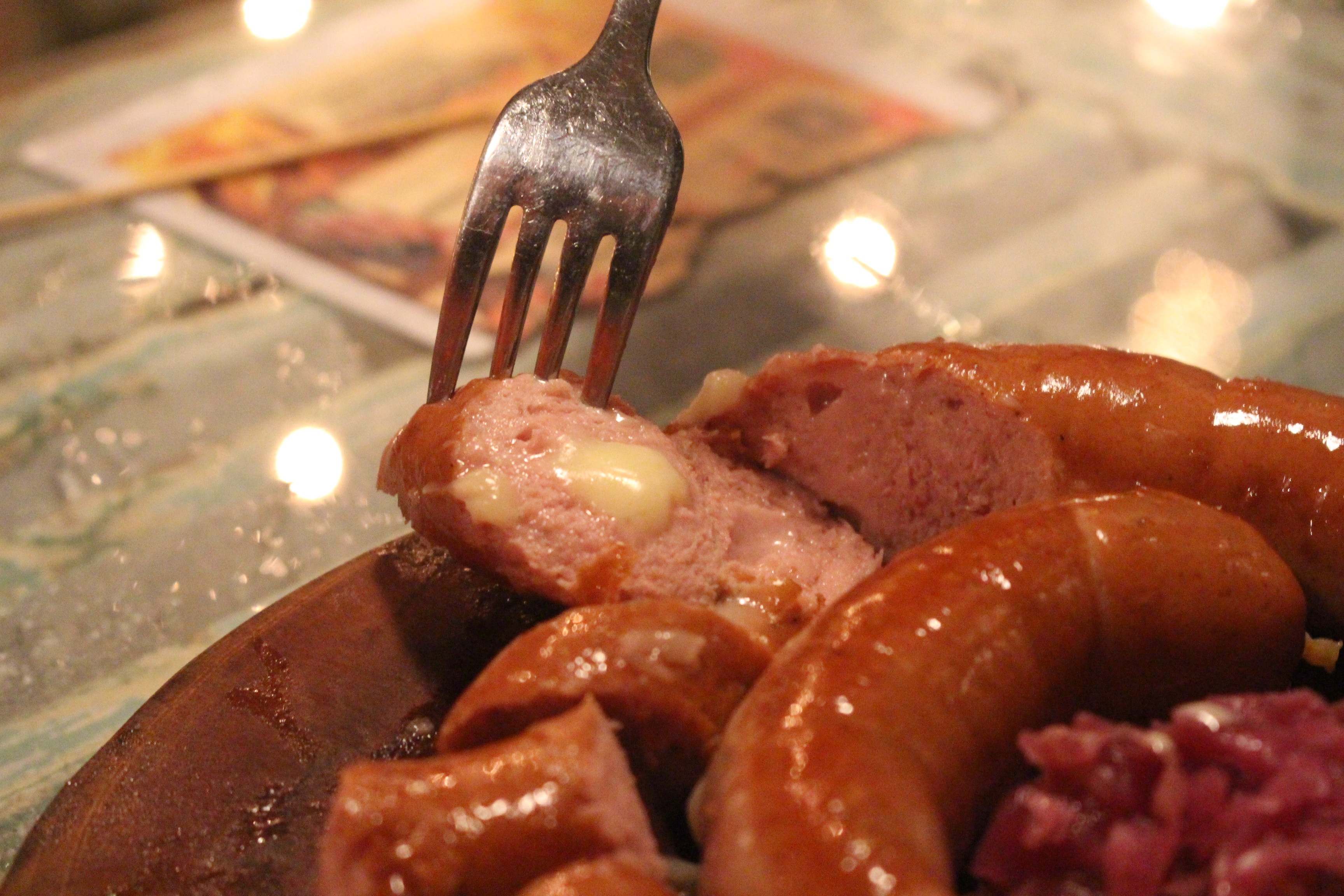 Pho mai tan chay ben trong xuc xich hinh anh