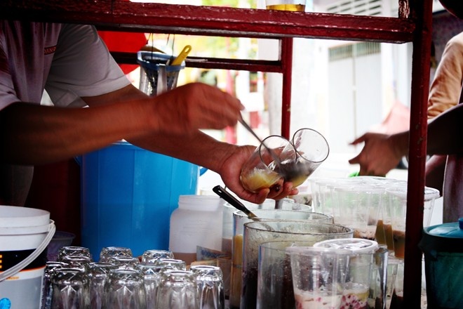 Chè 3 màu đường Nguyễn Phi Khanh (ngã tư Trần Quốc Toản - Nguyễn Khi Khanh) bán từ 15h hàng ngày. Xe chè chỉ bán các món chè truyền thông song nhờ bí quyết sơ chế mà các món đều có khả năng gây nghiện với thực khách.