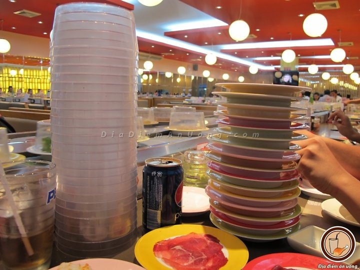 Lẩu băng chuyền: Nếu muốn có một nồi lẩu phong phú hay ăn đủ no, số lượng đĩa trên bàn của bạn khi ăn lẩu băng chuyền nhiều khi chất cao ngất. Ảnh: Diadiemanuong. 