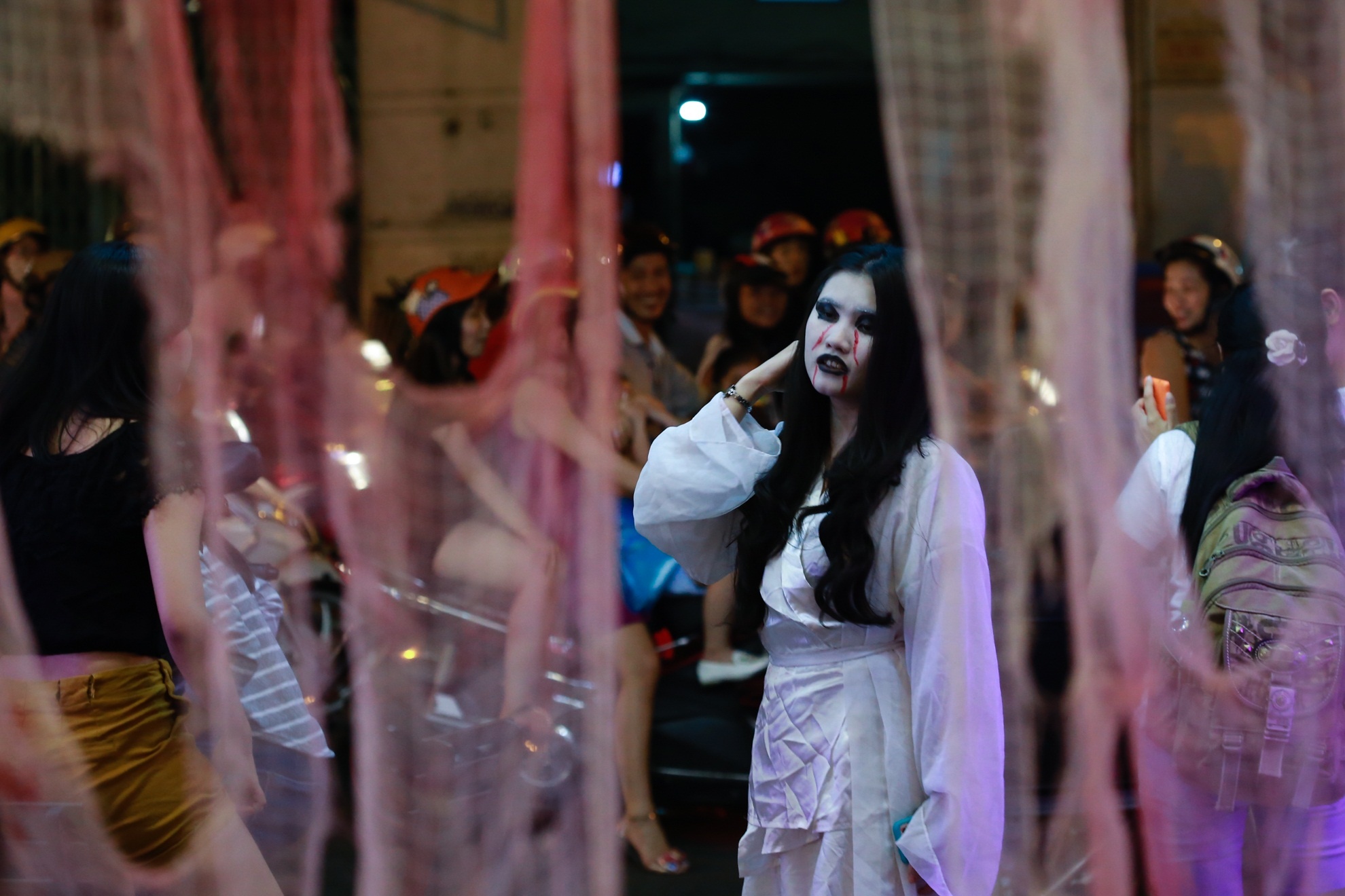 Nhan vien nha hang gia ma trong dip Halloween hinh anh