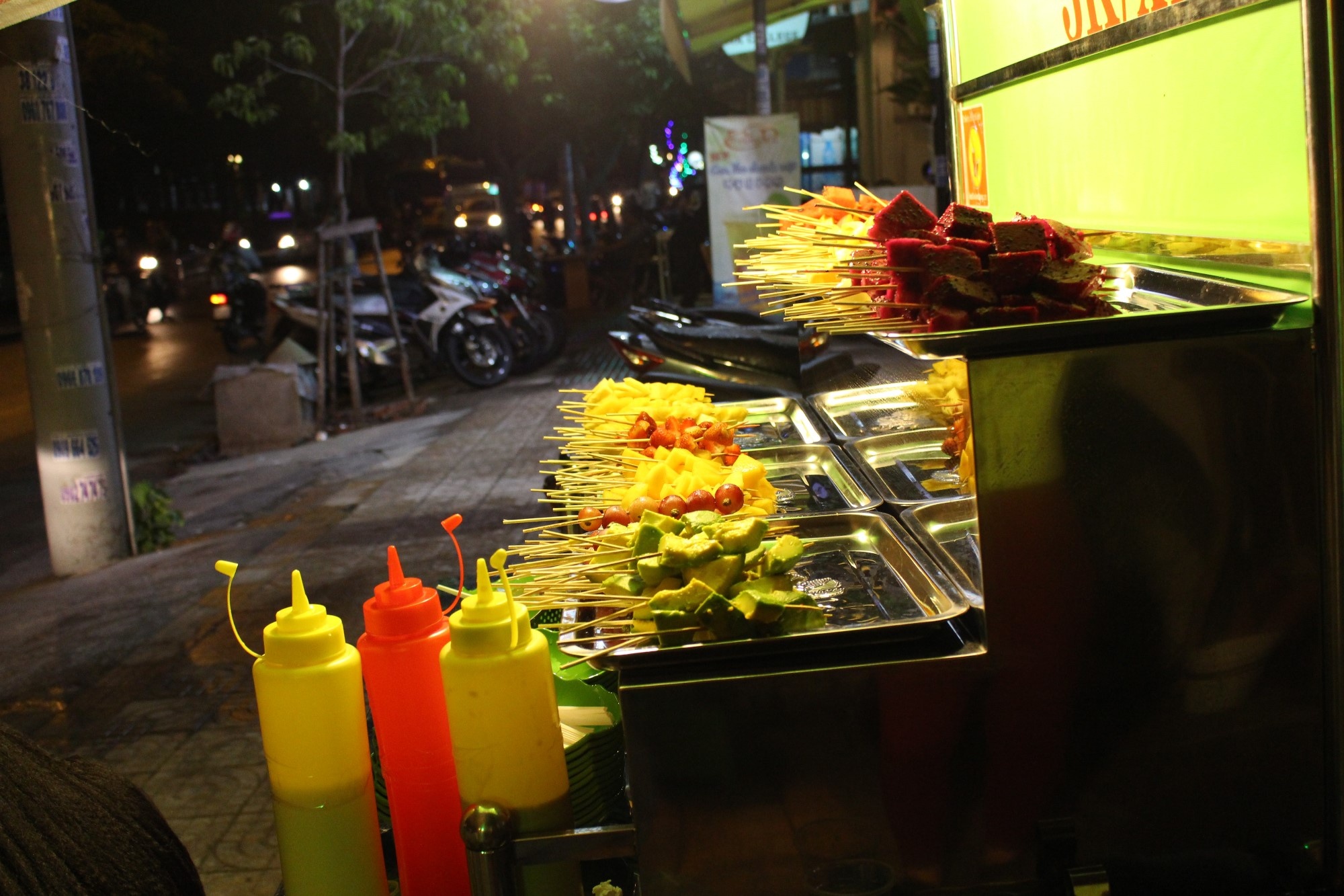 Trai cay dong gia 5.000 dong hut khach toi hinh anh