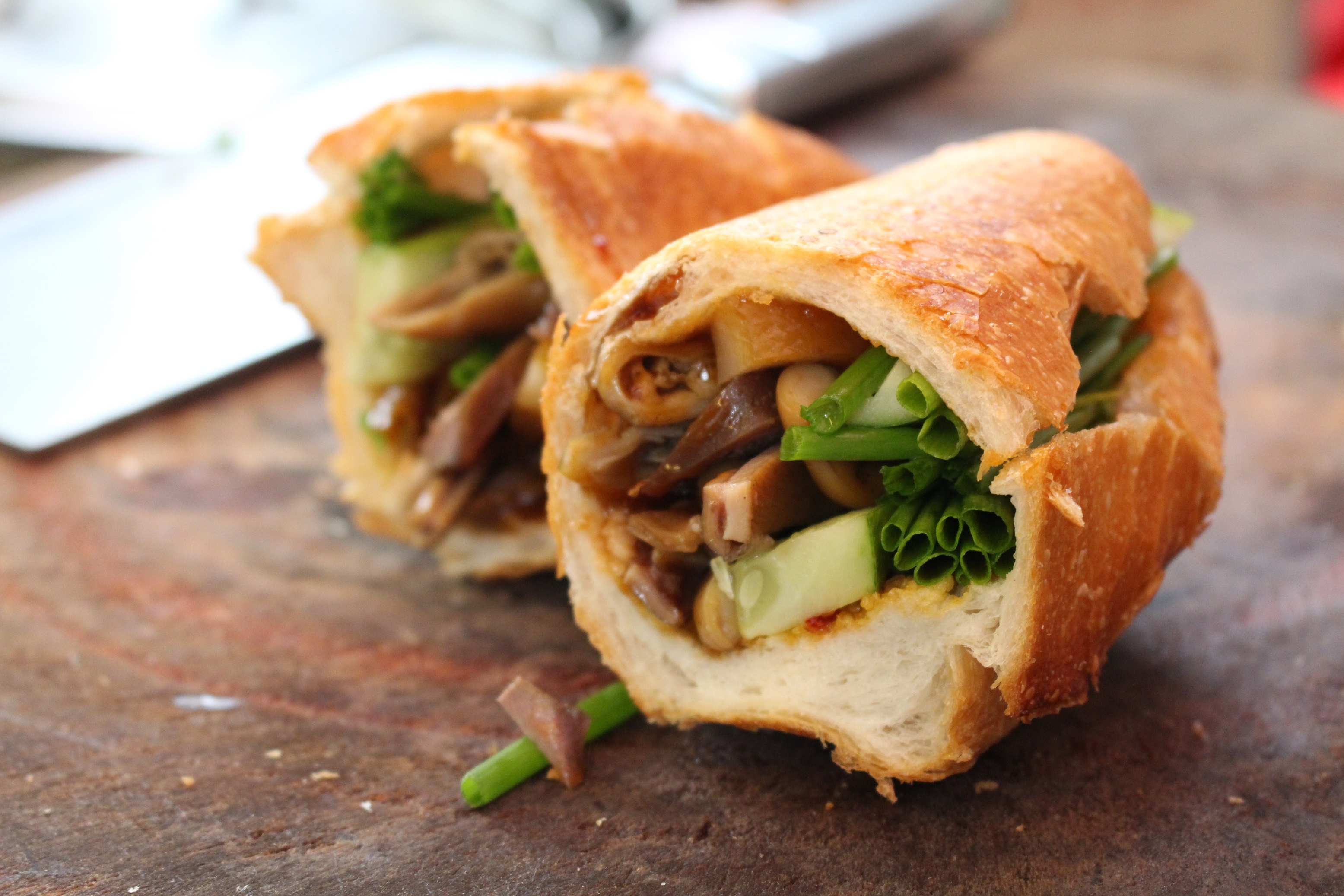 Banh mi pha lau Tieu tren duong Nguyen Trai hinh anh