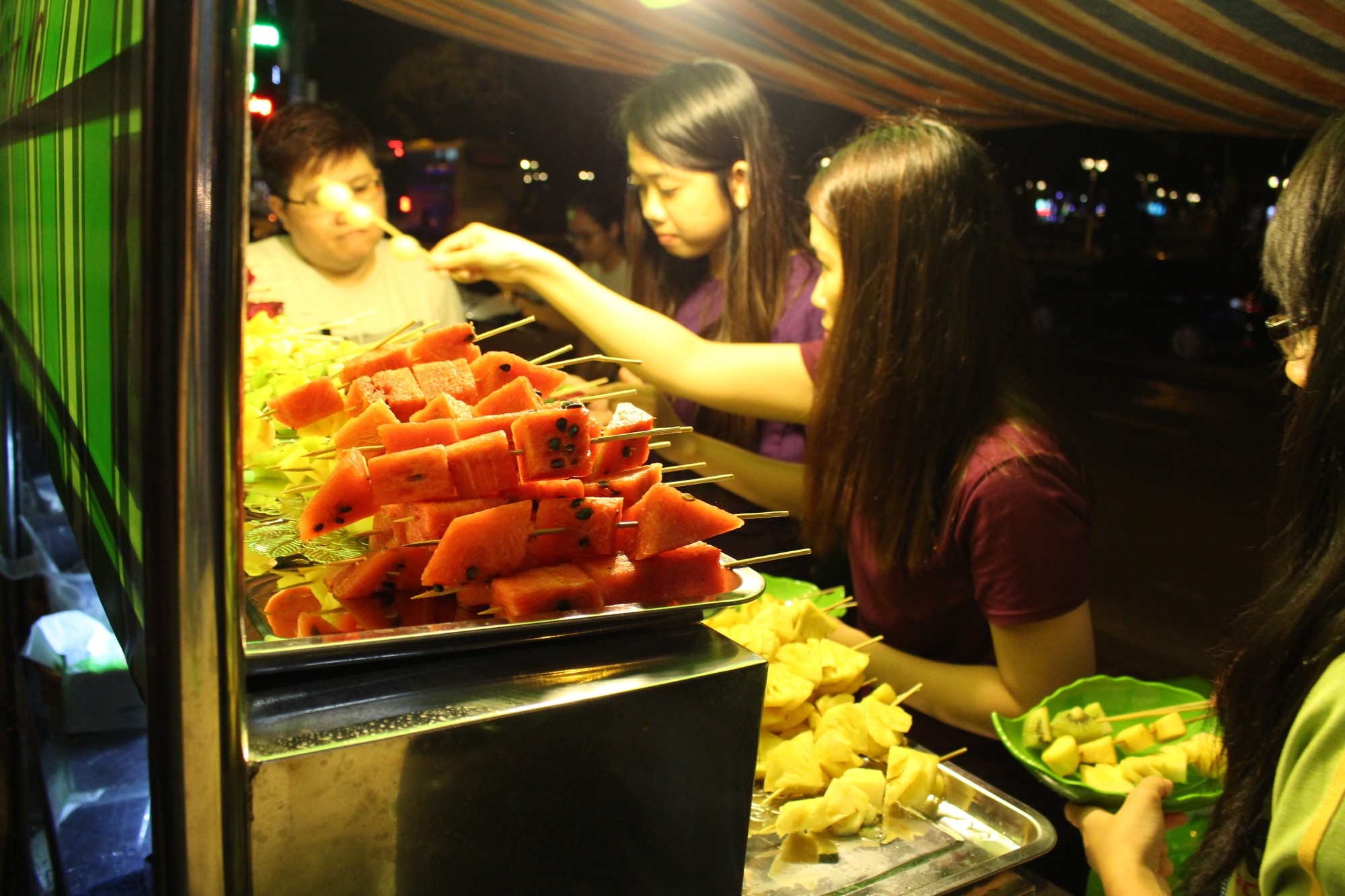  Thực khách chọn loại trái cây mình thích.