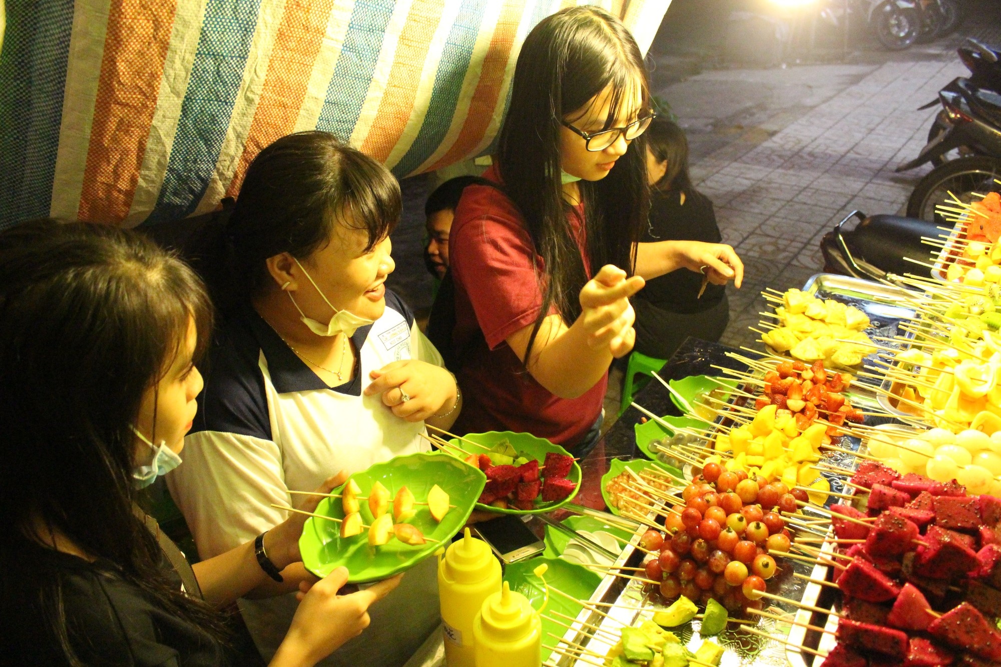  Nếu đi nhóm bạn khoảng 3 người, mỗi người lấy 5 xiên là bạn có thể thưởng thức hết thực đơn trái cây ở đây. 