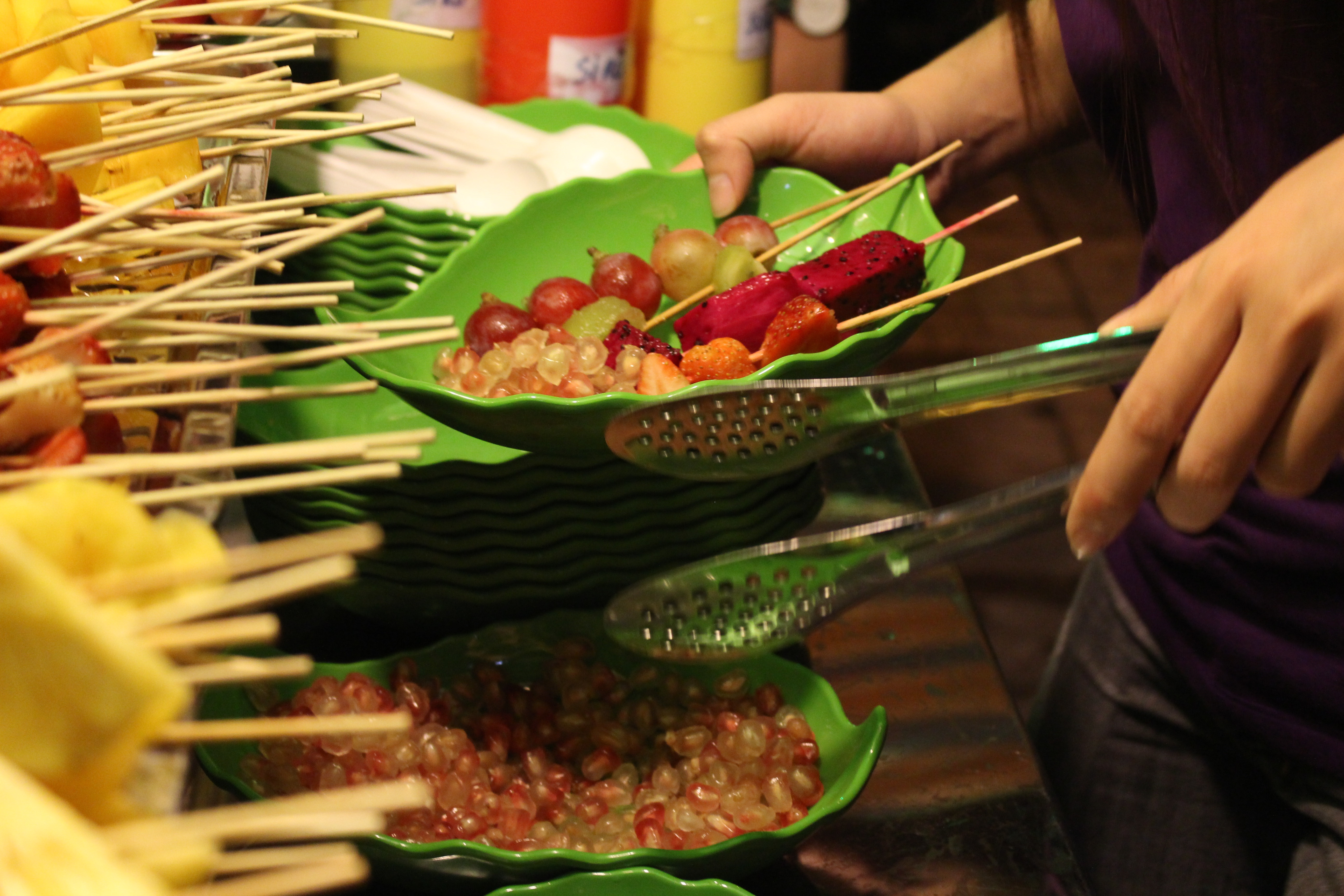  Hiện có 3 loại topping là thạch, nhãn và hạt lựu. Bạn có thể chọn một hay cả ba. 