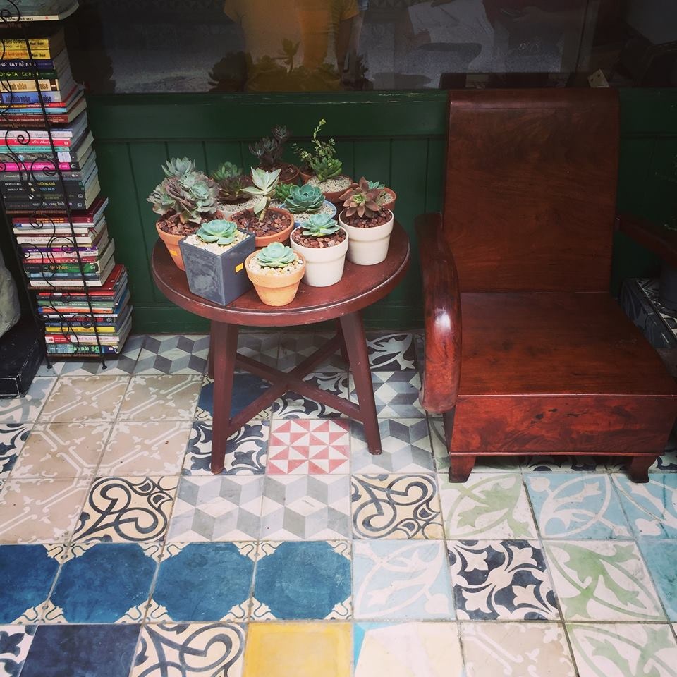 Book Nest (đường 11, phường 2, quận Phú Nhuận) như một điểm hẹn dành cho những người mến sách và thích không gian tĩnh lặng. Các cuốn sách cũ mới được xếp theo chủ đề, xen lẫn với bưu ảnh, hoa trang trí. Điều thú vị ở đây là sách cũ được nâng niu như sách mới. Mùi sách cũ, cách bài trí xinh xắn và tiếng nhạc du dương gây thương nhớ cho những ai từng đặt chân tới. 