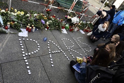 ​Du lich Paris sa sut tram trong sau tan cong khung bo hinh anh