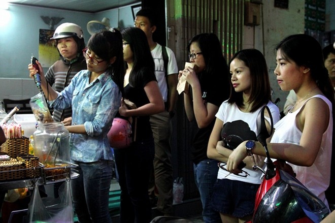 Bánh tráng trộn chú Viên (Nguyễn Thượng Hiền, quận 3): Việc được nhiều bạn trẻ khen tặng xe bánh tráng trộn ngon nhất nhì Sài Thành khiến chú Viên phải phát số để phục vụ khách tốt nhất.