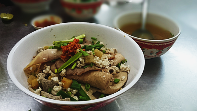Hủ tiếu cật Trương Định (quận 1) là điểm đến yêu thích của người Sài Gòn khi nhắc đến món ăn này. Hủ tiếu ngon, cật được xử lý kỹ tuy nhiên, quán trang trí khá sơ sài với bàn ghế thấp và bếp được đặt ngay mặt tiền quán.
