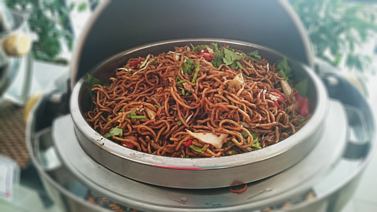 Hokkien Mee có vị ngọt thơm từ thịt heo, mực cùng sambal belacan tạo vị cay nồng. Một đĩa Hokkien Mee có giá 2 R.M (11.000 đồng).