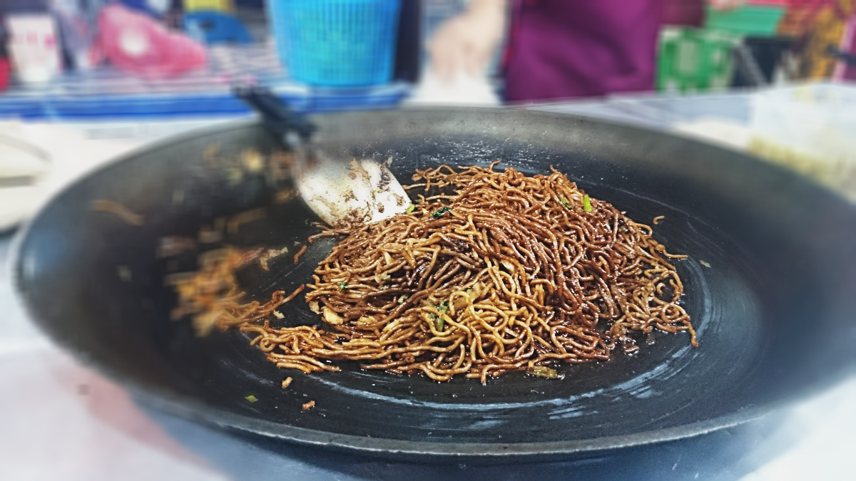 Bee Hoon được làm từ bún ăn kèm với nước sốt đen. Một phần bên hoon có giá 1,5 RM. 