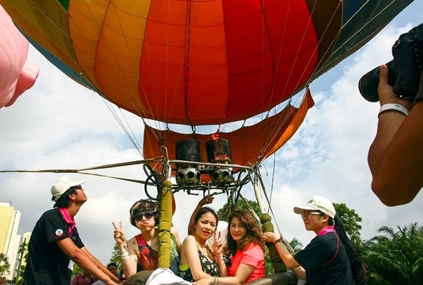 Trai nghiem khinh khi cau tai Ngay Huu nghi Quoc te hinh anh