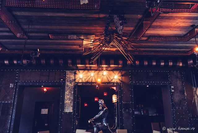 Trần nhà bằng gỗ có đèn LED và hình trang trí lạ mắt.