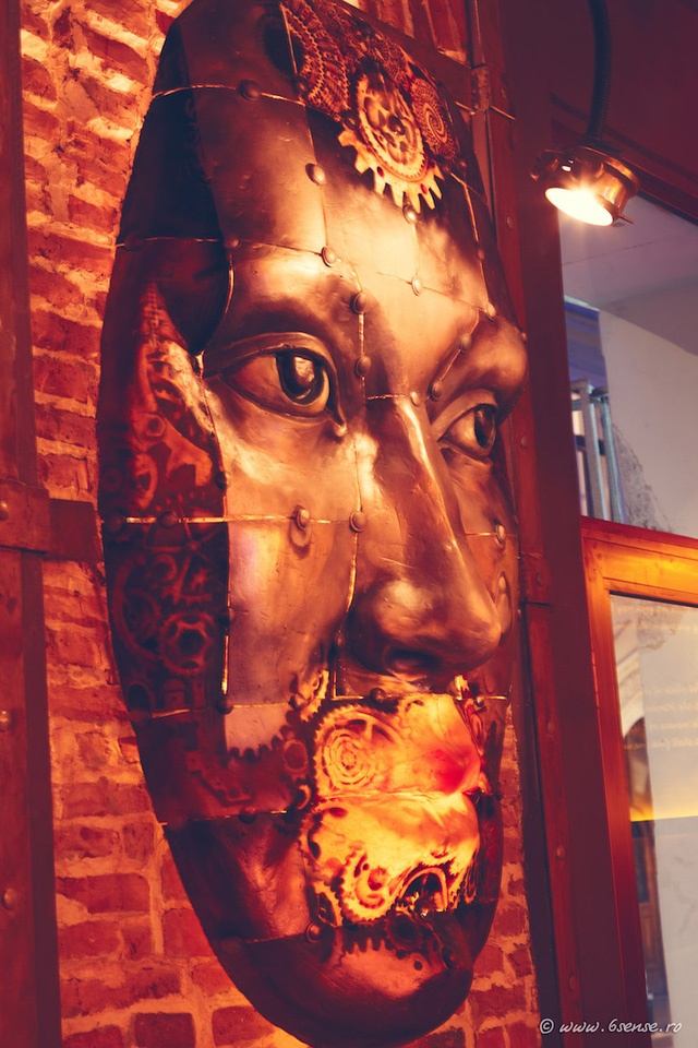 Những bánh răng di chuyển càng làm không gian thêm ấn tượng.