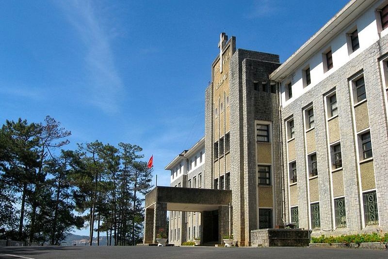 16. Viện Sinh Học Tây Nguyên nằm trên đỉnh đồi Tùng Lâm cách trung tâm TP Đà Lạt gần 10 km (trên đường đi Suối Vàng). Bên cạnh kiến trúc ấn tượng, không gian tĩnh lặng, viện Sinh học Tây nguyên còn hút du khách với những mẫu vật bên trong.vietnamdiscoveries