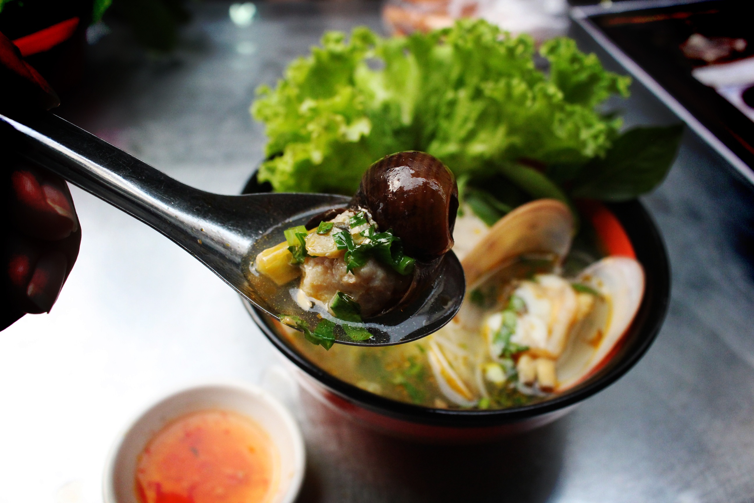 Hu tieu oc chu Tun trong cho Le Hong Phong hinh anh