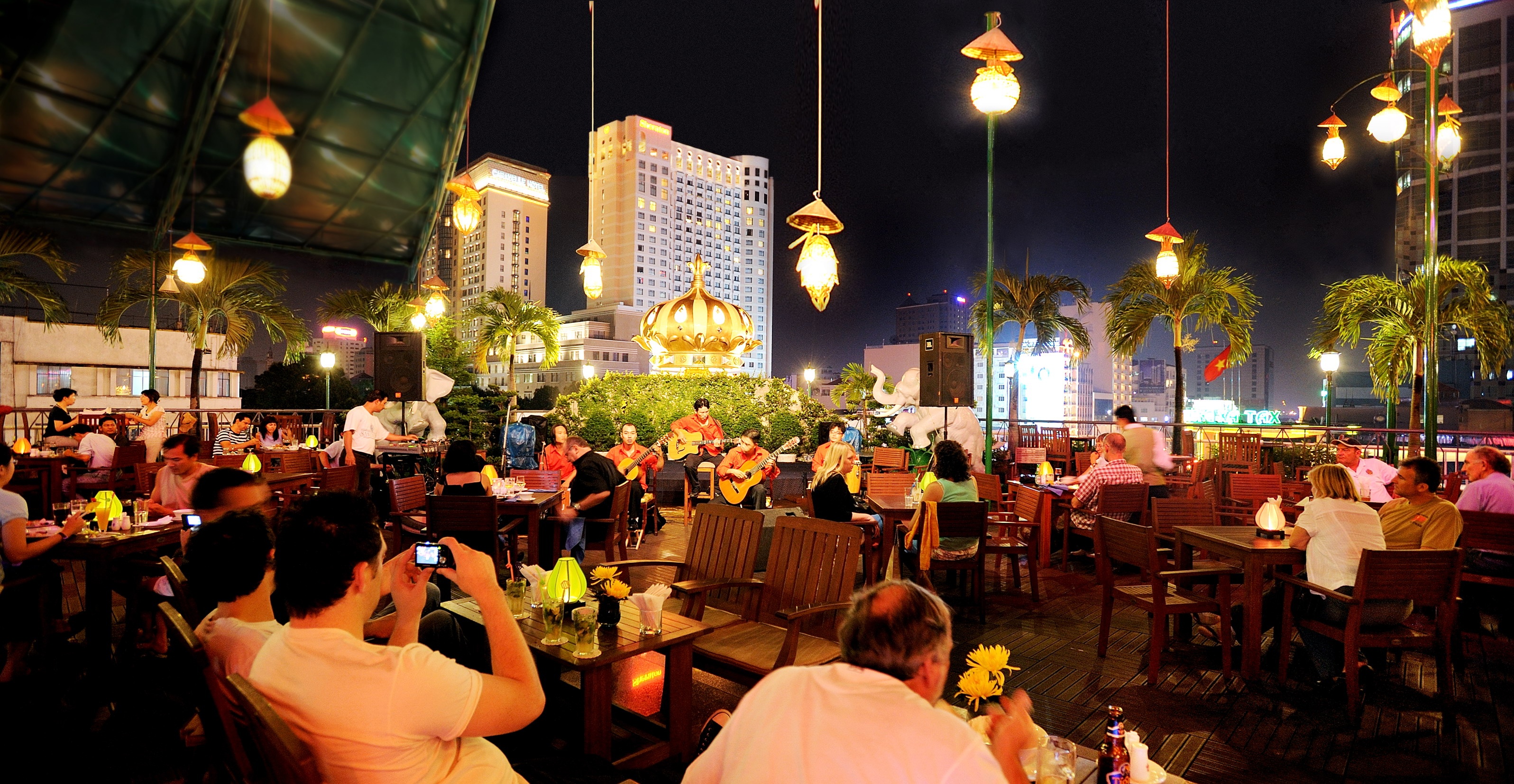 10 nha hang lich su don Noel duong Nguyen Hue hinh anh
