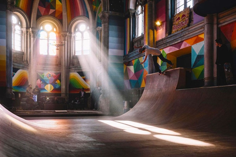 Thánh đường Kaos là thành quả hợp tác của La Iglesia Skate và thương hiệu nước tăng lực nổi tiếng Red Bull.